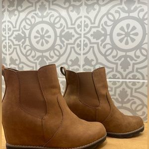 Women’s Universal Thread Booties GUC size 9